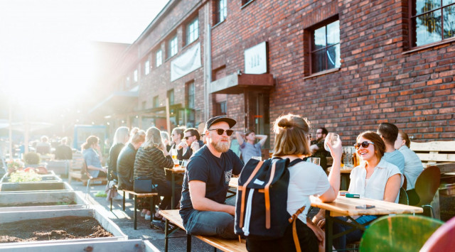 Teurastamon rento ja iloinen tunnelma vie mukanaan.