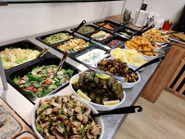 Runsas salaattipöytä on tarjolla sekä lounaalla että illallisella.