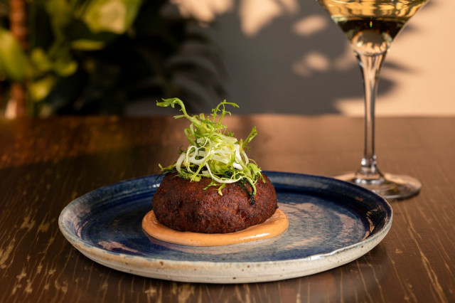 Tiiliholvin terassilla voit nauttia vaikkapa tätä herkullista rapukakkua.