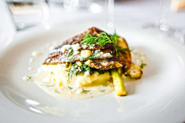 Henriksiin voit lähteä nauttimaan niin lounasta kuin illallista.