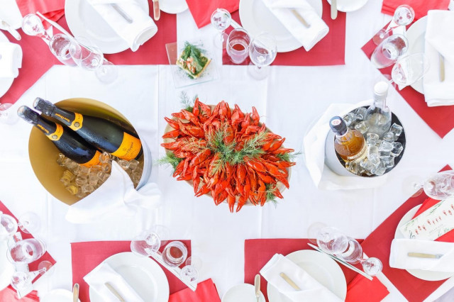 Katajanokan Kasinolla on tarjolla mm. valmiita rapupaketteja.