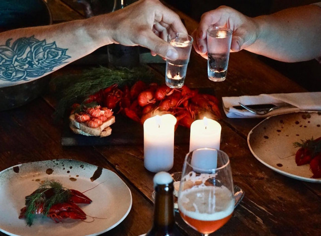 Nokassa rapujen kanssa nautitaan Koskenkorva-pohjaista erikoissnapsia.