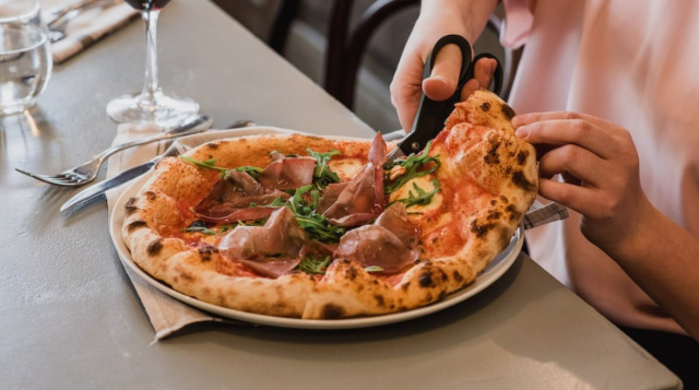 Gustavossa pizzat leikataan saksilla!