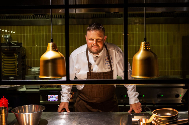 BBQ Royalen taustalla on huippukokki "Micke" Björklund.