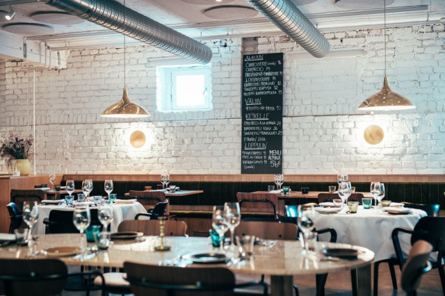 Kortteliravintola Albina tarjoaa huippuruokaa, Alexisin kattobaari puolestaan huippucocktaileja.