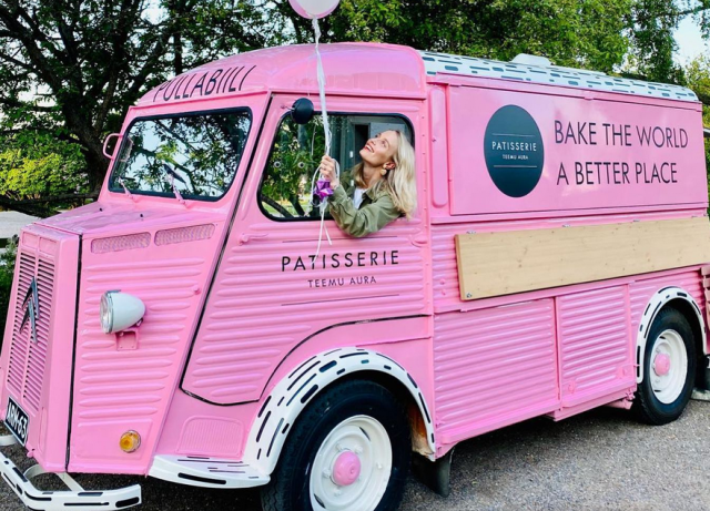 Vaaleanpunaisen Pullabiilin tunnistaa kaukaa.