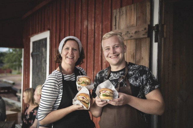 Sadonkorjuujuhlissa pääsee nauttimaan niin ravintoloiden ruoista kuin ostamaan pientuottajien herkkuja.