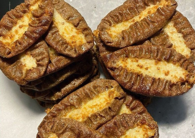 Käsintehtyjen karjalanpiirakoiden salaisuus piilee ruiskuoressa ja maukkaassa puurossa.