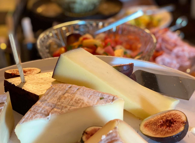 Juustot kuuluvat oleellisena osana bunssin runsasta antipasto-pöytää.