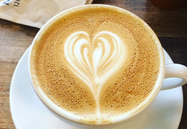 Helsingin Kahvipaahtimon kahvit kruunavat viikonloppuaamiaisen.