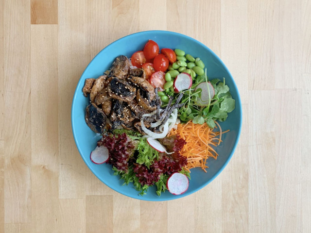 Raikas poke bowl -annos on ilo silmälle.