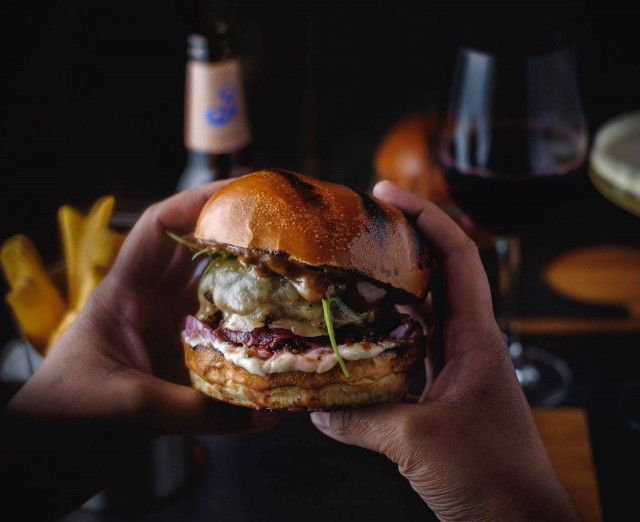 Myyrmäessä pääset mehevien burgereiden äärelle edullisesti.