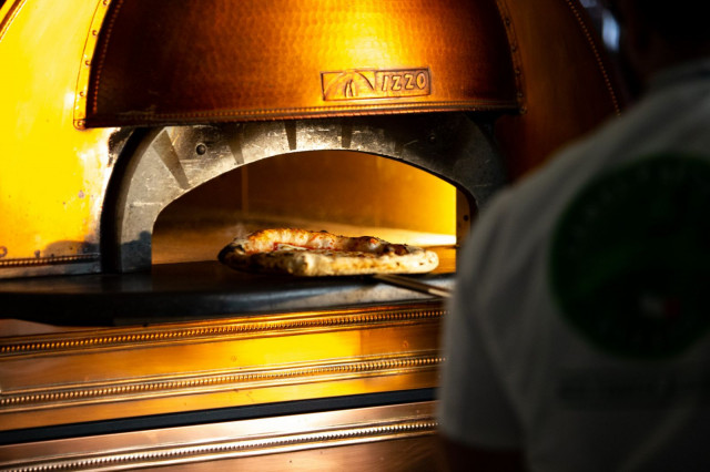 Reippaasti yli 400-asteeseen lämpenevä pizzauuni on ravintolan sydän.