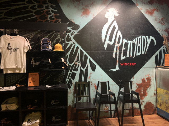 Saatavilla on myös Pretty Boy Wingeryn omia vaatteita.