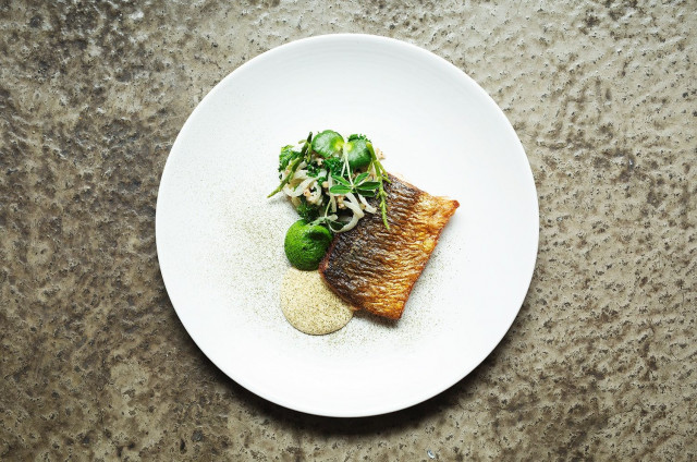 Young Hearts tarjoilee modernia bistroruokaa ja natu-viinejä rennossa ympäristössä.