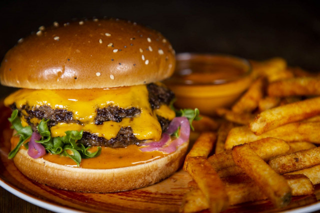 Jättijuustohampurilaisen saa SYÖ!-viikkojen ajan kympillä.