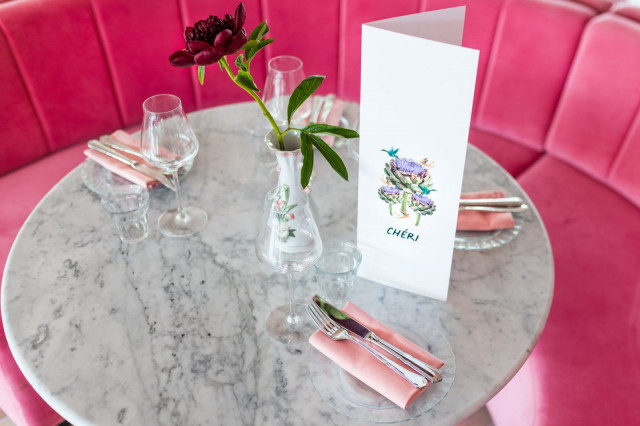 Chérissä maailmaa katsotaan vaaleanpunaisten linssien läpi.