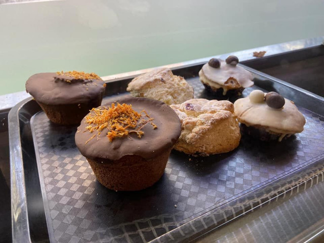 Lloyd's Cafe and Bakeryn leivonnaiset ovat itse tehtyjä ja tuoreita.