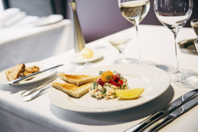 Vinkkeli-nimi viittaa liiketilan sijaintiin Kaartinkaupunginosan historiallisessa kulmakiinteistössä.