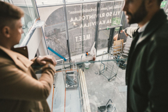 Isot ikkunat ovat kahdessa kerroksessa sijaitsevan uutuusravintolan tunnusmerkki.