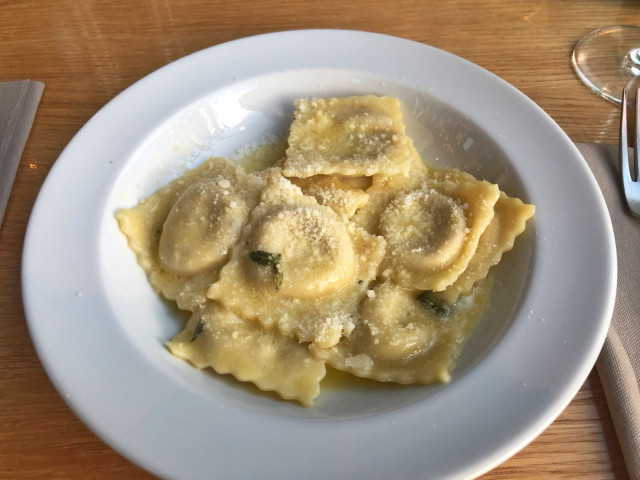 Käsintehdyt raviolit kätkevät sisäänsä pecorinojuustoa.