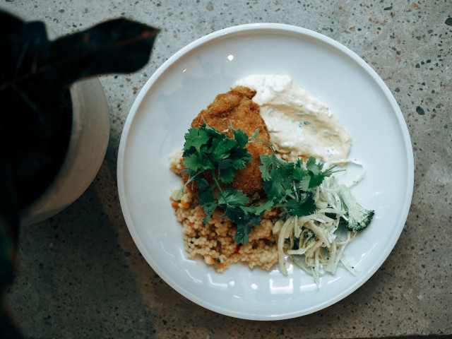 Halo tarjoilee lounasta niin buffetista kuin lautasannoksina.