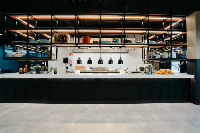 Ison avokeittiön ansiosta asiakkaat pääsevät seuraamaan lounaan valmistumista.