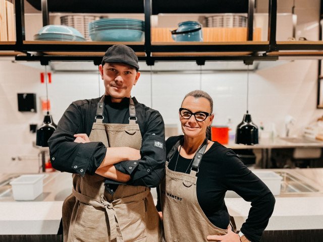 Keittiömestari Pekka Tuomisto  ja ravintolapäällikkö Päivi Nykänen toivottavat kaikki tervetulleiksi The Pantryyn.