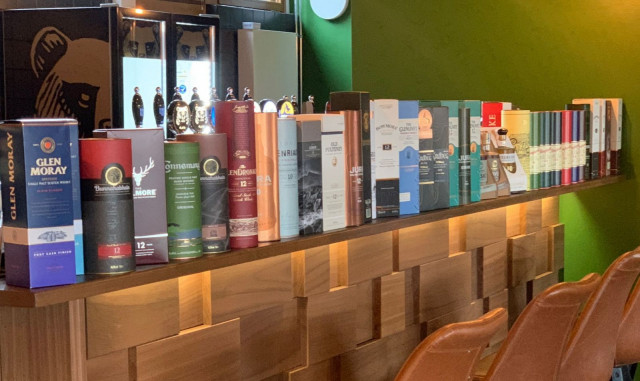 Vesiheinän viskivalikoima on vertaansa vailla.