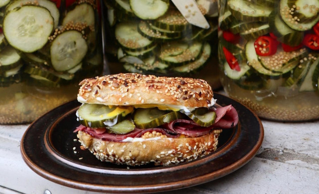 Pikkelöidyt kasvikset valmistetaan Sörkan Rinkulassa itse.