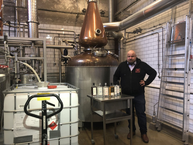 Tislaamolla pääsee tutustumaan myös ginin teon saloihin. Kuvassa tislaamomestari Mikko Mykkänen.