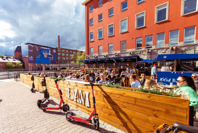 Dam Bar avasi ovensa viime keväänä Tammerkosken rantaan.