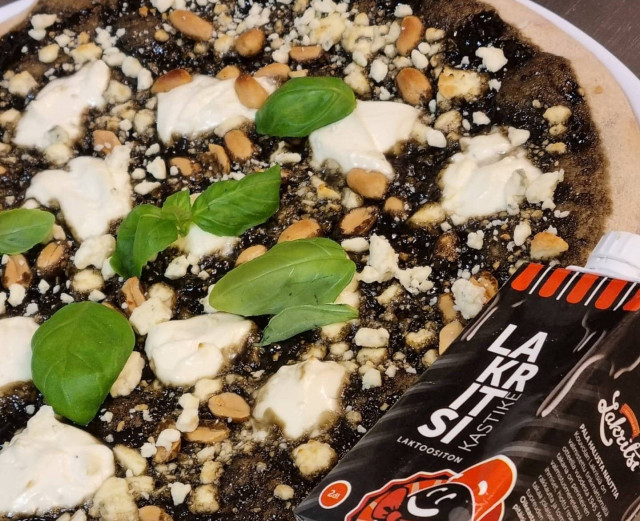 Maistuisiko sinulle lakritsikastikkeella täytetty pizza?