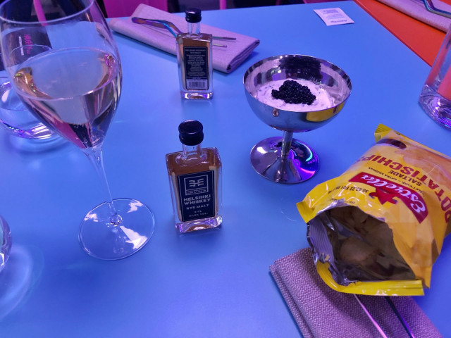 Sipsia, kaviaaridippiä ja skumppaa. Näistä on hyvä lähteä liikkeelle.