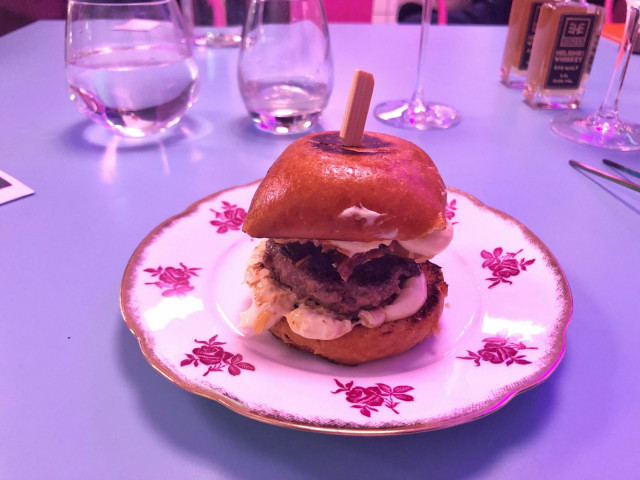 Ei Naughtya ilman burgeria.