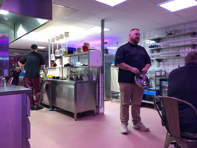 Tässä ravintolassa keittiössä syöminen saa ihan uuden merkityksen.