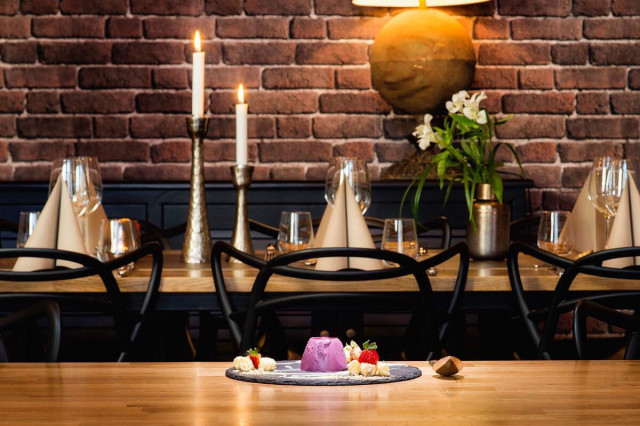 Tunnelmallinen Sasor kattaa itsenäisyyspäivän kunniaksi pöytään suomalaisia herkkuja.