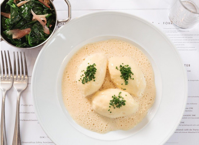 Alexanderplatsissa nautitaan klassisia herkkuja, kuten haukikvenellejä.