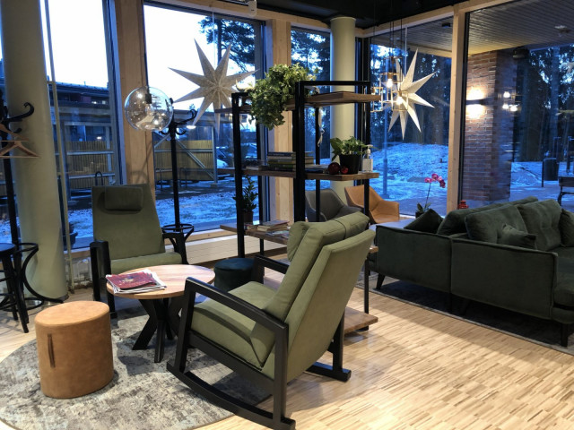 Isot ikkunat tekevät Cafe Elosta valoisan ja viihtyisän kahvilan.