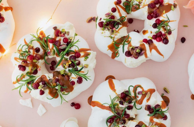 Pavlovan seppele kruunaa joulupöydän.