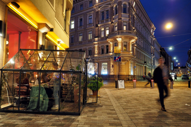 1. Mikä ravintola on tuonut kaduille nämä hienot "kasvihuoneet"?