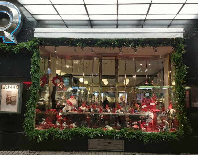 2. Mikäköhän kahvila on koristanut ikkunansa näin upeasti?