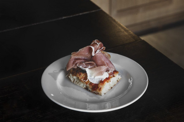 Roomalainen levypizza on pinnalta rapea ja sisältä ilmava.