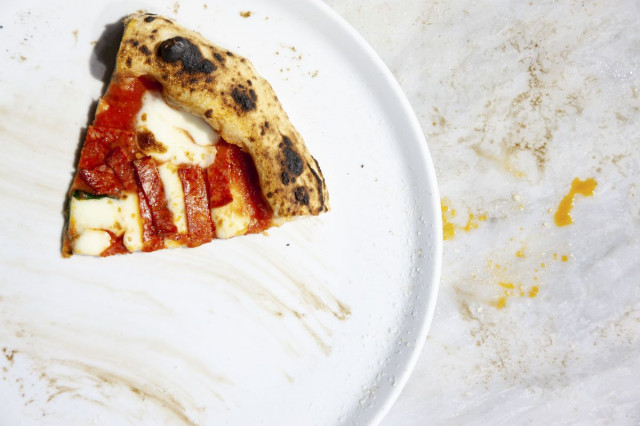 Kohonneet ja laikukkaat reunat ovat napolilaisen pizzan tunnusmerkkejä.