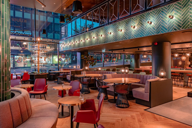 Kuusi Palaa -ravintola sijaitsee Marski by Scandic -hotellin tiloissa.