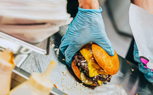 Naughty BRGR:n perustaja Akseli Herlevi haluaa rakentaa työllisyyttä ja hyvinvointia Suomeen.