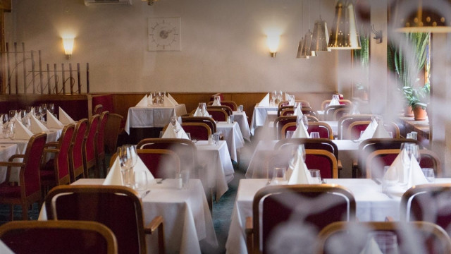 Kolme Kruunua on ravintola, jossa voit nauttia ruokasi valkoisten pöytäliinojen äärellä.