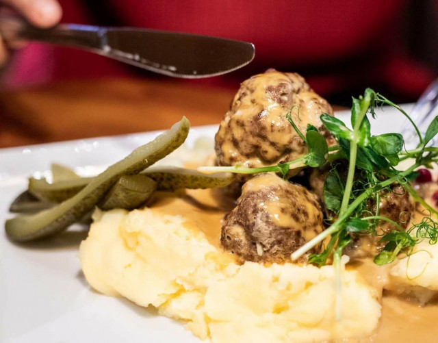 Juttutuvan lihapullat tarjoillaan Jaloviina-kermakastikkeen kera.