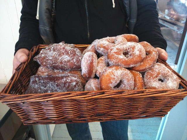 Pitkäkosken ulkoilumajassa on tarjolla munkkeja kahdella tapaa.