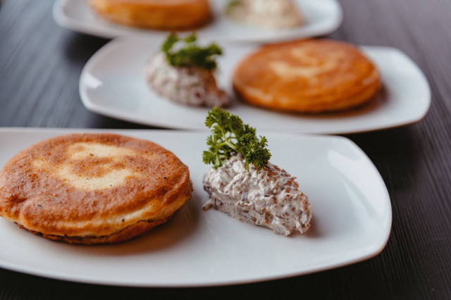 Salvessa blinejä nautitaan perinteisten  lisukkeiden kera.